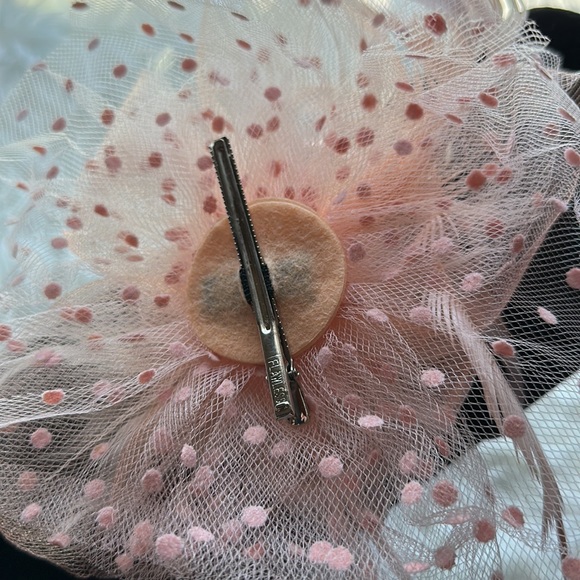 Women’s Fascinator peach color - Picture 4 of 6